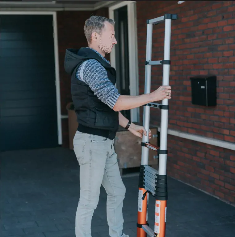 Hliníkový žebřík teleskopický, kvalitní zpracování, délka žebříku 2,63 m, max. pracovní výška 3,63 m, 8 příček, nosnost 150 kg, včetně stojanu a zásobníku na nářadí BATAVIA