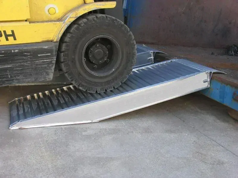 Krátké hliníkové nájezdy na kontejner, kontejnerové nájezdy, 1 pár, délka 1 m, výška profilu 170 mm, nosnost 11.000 kg