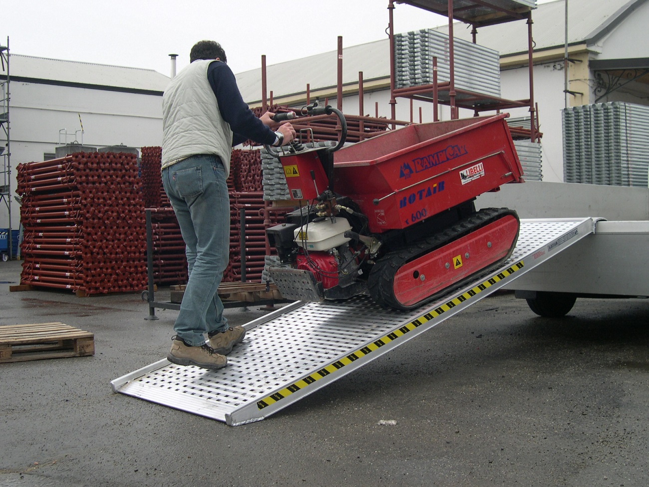 Hliníková nakládací rampa, hliníkový nájezd, 1 kus, délka 3,5 m, šířka rampy 600 mm, výška profilu nájezdu 95 mm, nosnost 750 kg pro paletový vozík, LOTUS