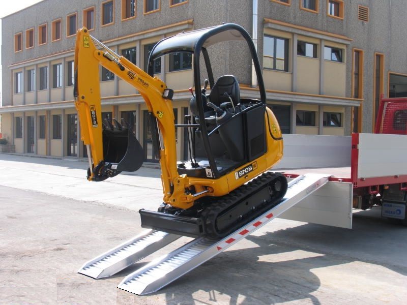 Hliníkové nájezdy, 1 pár, délka 3 m, výška profilu 170 mm, nosnost 11.950 kg