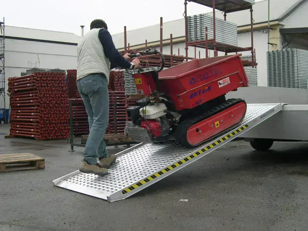 Hliníková nakládací rampa, hliníkový nájezd, 1 kus, délka 2 m, šířka rampy 1000 mm, výška profilu nájezdu 108 mm, nosnost 1.100 kg pro paletový vozík, LOTUS
