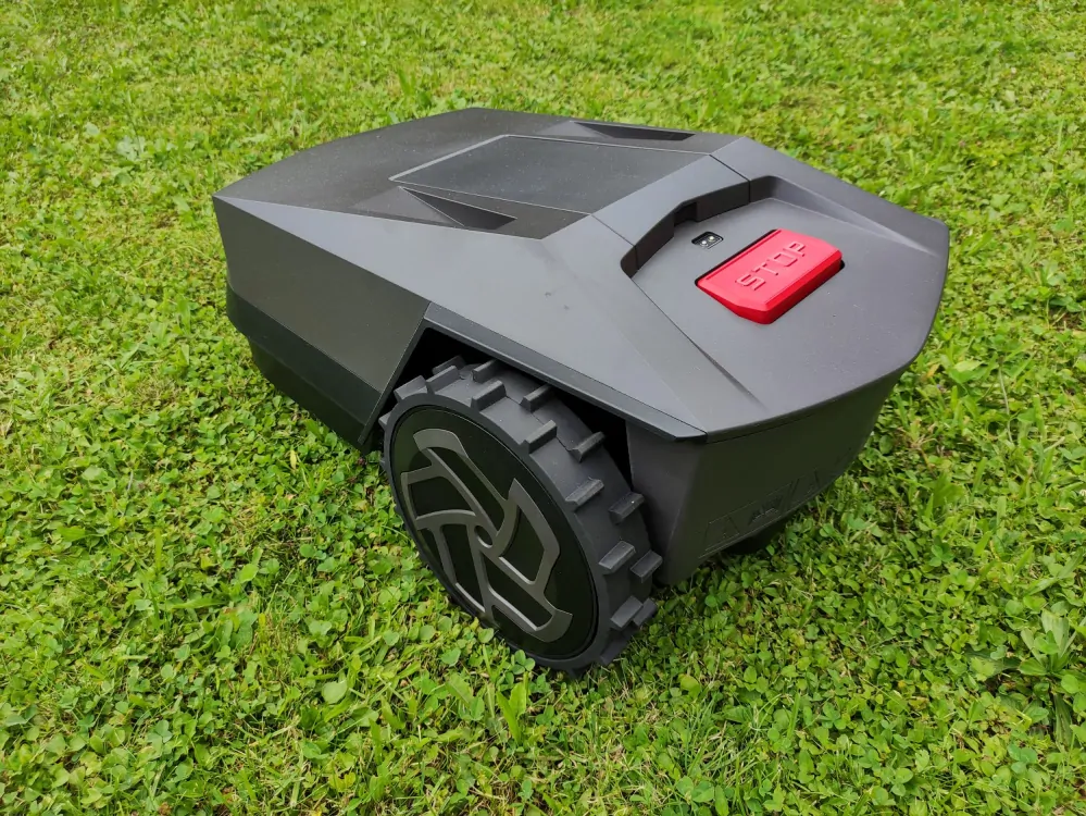 Robotická sekačka na trávu, pro plochu až 500 m2, 2 hodiny na jedno nabití, šířka záběru 180 mm, výška řezu 30 - 60 mm, Li-Ion 20Ah, včetně příslušenství. MR. GRASS AI25
