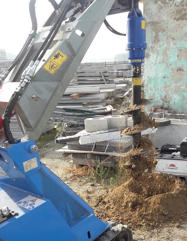 Hydraulická vrtací souprava DIGGA s jedním vrtákem pro čelní nakladače a minibagry MiniSM EU