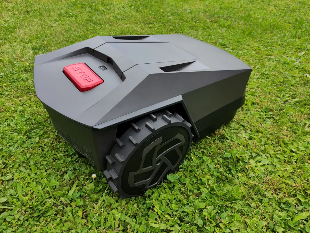 Robotická sekačka na trávu, pro plochu až 1.100 m2, 3,6 hodiny na jedno nabití, šířka záběru 180 mm, výška řezu 30 - 60 mm, Li-Ion 20Ah, včetně příslušenství. MR. GRASS AI36