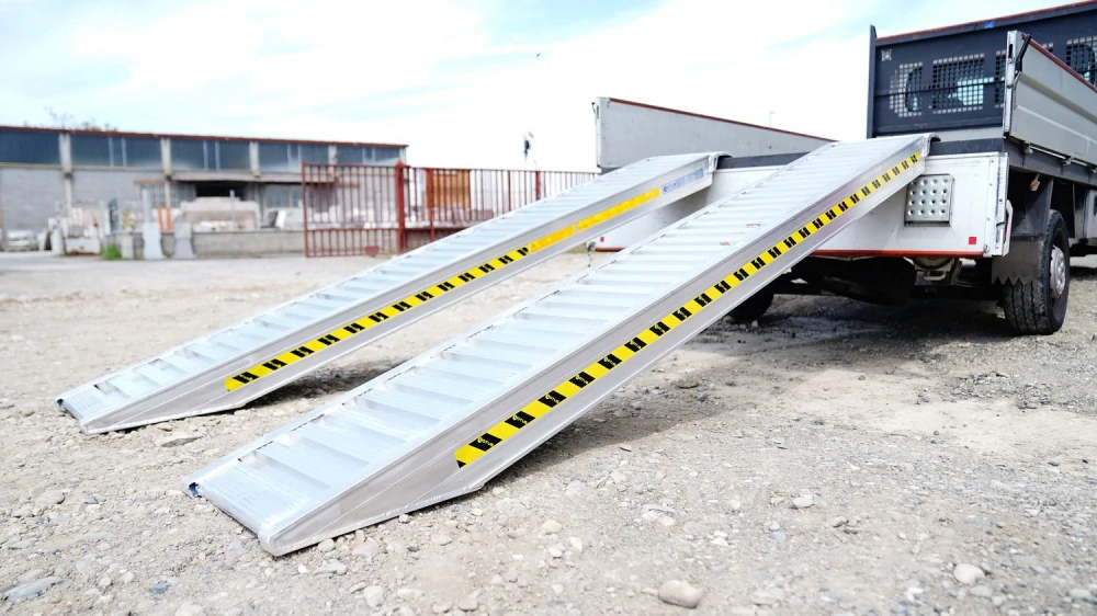 Hliníkové nájezdy, 1 pár, délka 2,5 m, výška profilu 108 mm, nosnost 5.500 kg, LOTUS