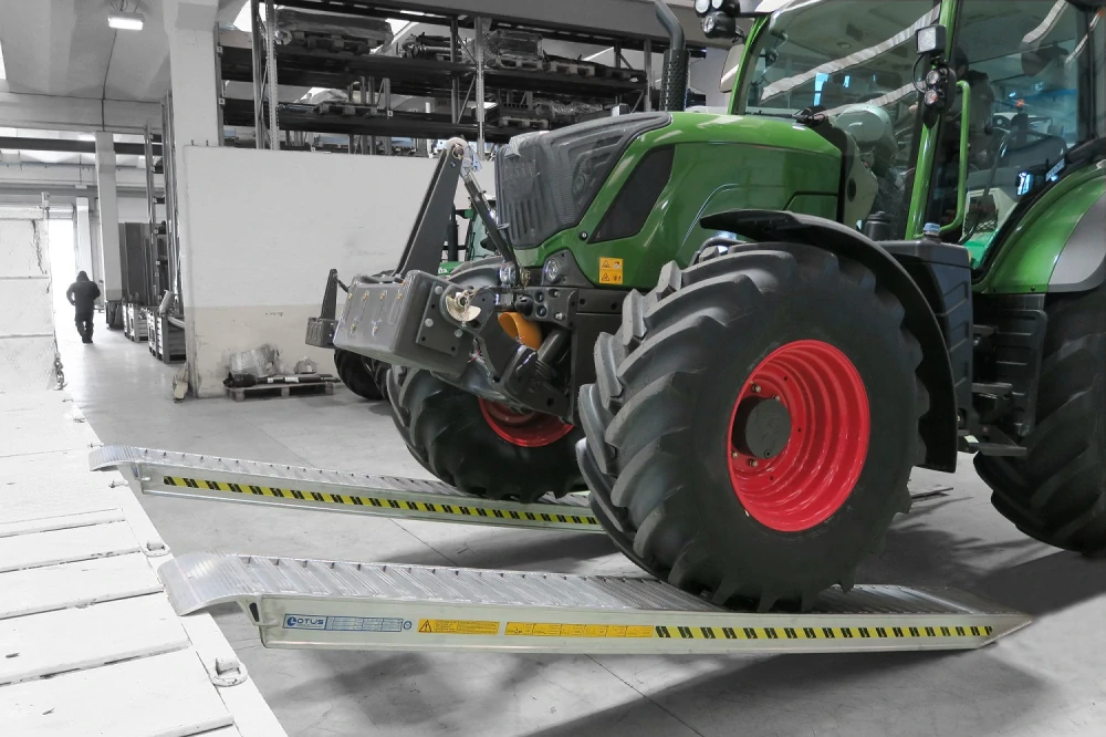 Hliníkové nájezdy, 1 pár, délka 4,5 m, výška profilu 122 mm, nosnost 3.200 kg, LOTUS