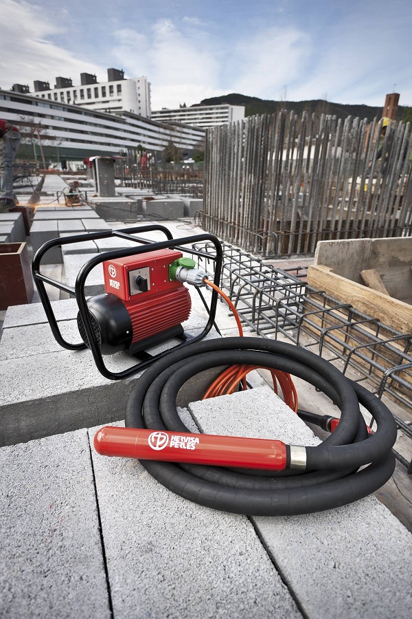 Vysokofrekvenční ponorný vibrátor, ohebná hřídel 5 m, vibrační hlavice 42 mm AV 425 HERVISA PERLES