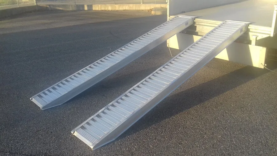 Hliníkové nájezdy, 1 pár, délka 2,5 m, výška profilu 70 mm, nosnost 1.750 kg