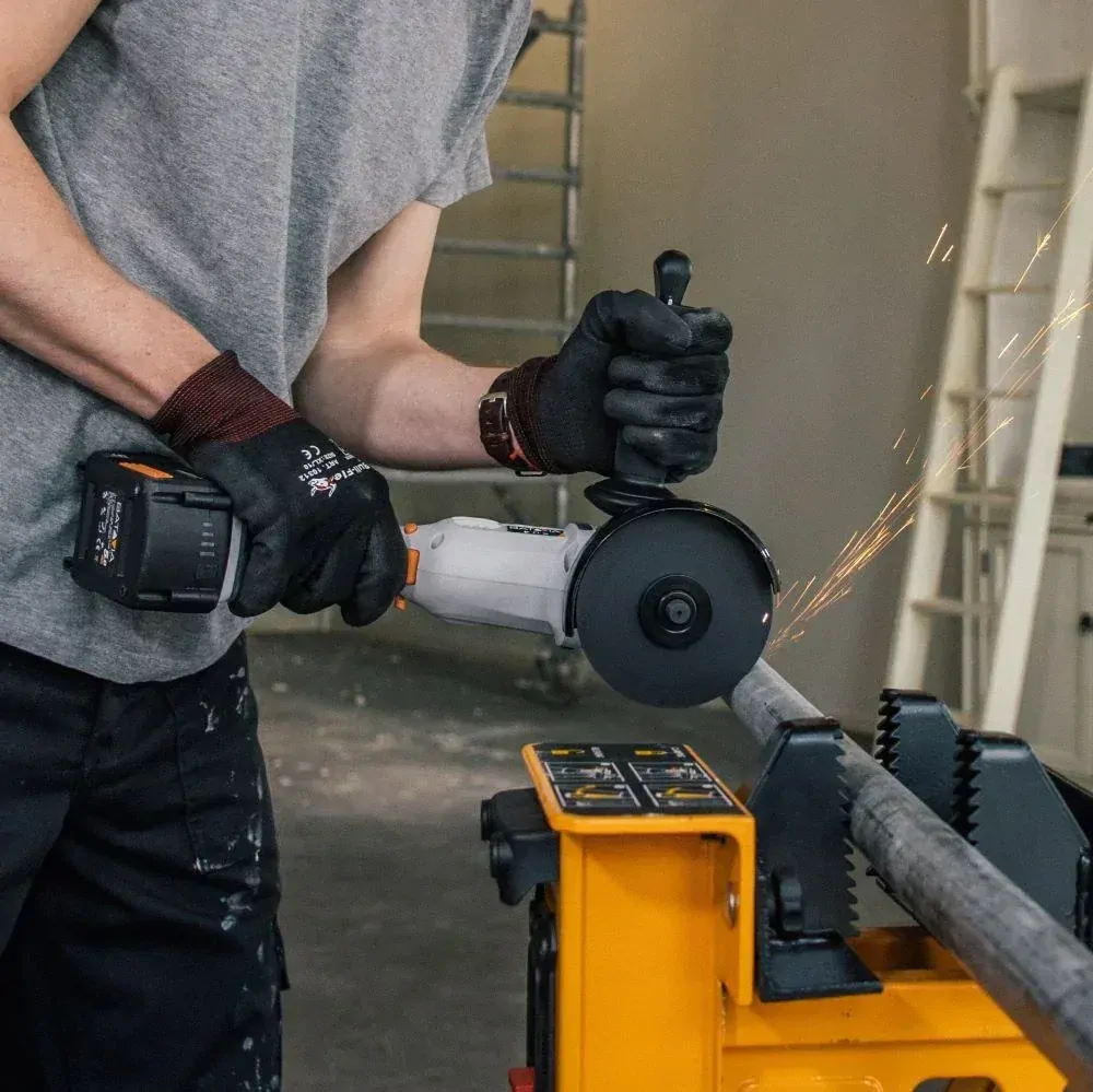 Aku bezdrátová úhlová, kotoučová bruska, 8000 ot./min., průměr kotouče 115 mm, 18V Li-Ion, bez baterie a nabíječky, bateriová platforma MAXXPACK BATAVIA