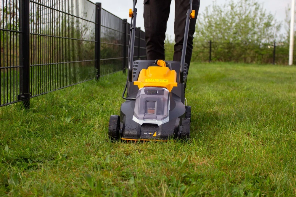 Aku bezdrátová sekačka na trávu, výška sečení 30 - 60 mm, včetně mulčování, 18V Li-Ion, bez baterie a nabíječky MAXXPACK BATAVIA 7064713
