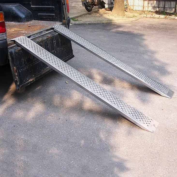 Nakládací nájezdy z pozinkované oceli s protiskluzovým povrchem pro vozíky, motorky, ATV, čtyřkolky, 1 pár, nosnost max. 400 kg, hmotnost 12 kg