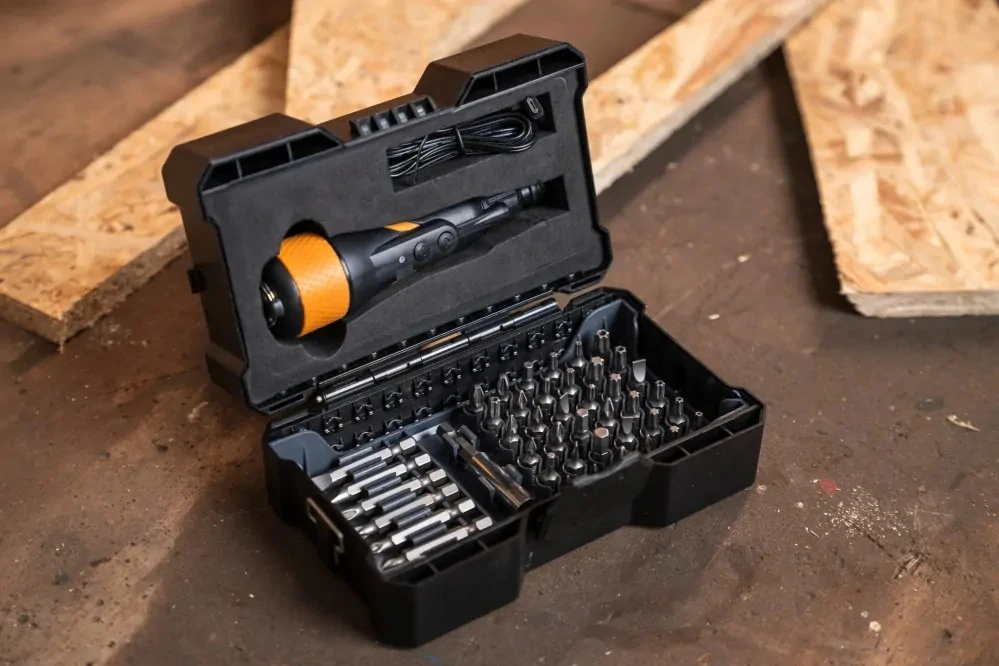 Aku bezdrátový šroubovák s vestavěnou baterií, 3.6V, 2,1 Nm, LED světlo, dobíjení pomocí USB, 44ks příslušenství, MAXXGRIP BATAVIA 7064741
