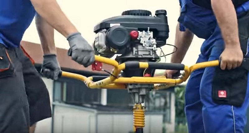 Půdní, zemní vrták, jamkovač, 4-taktní pohonná jednotka EB 400PRO Lumag