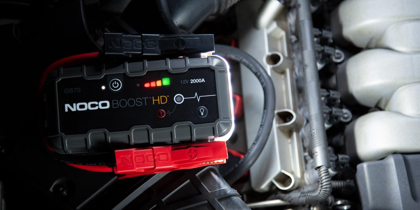 Startovací zdroj, booster 12V, 2000A, až 40 skokových startů, Lithium-Iontová baterie 56 Wh, pro benzínové motory do objemu 8 l a dieslové motory do 6 l BOOST HD GB70 NOCO