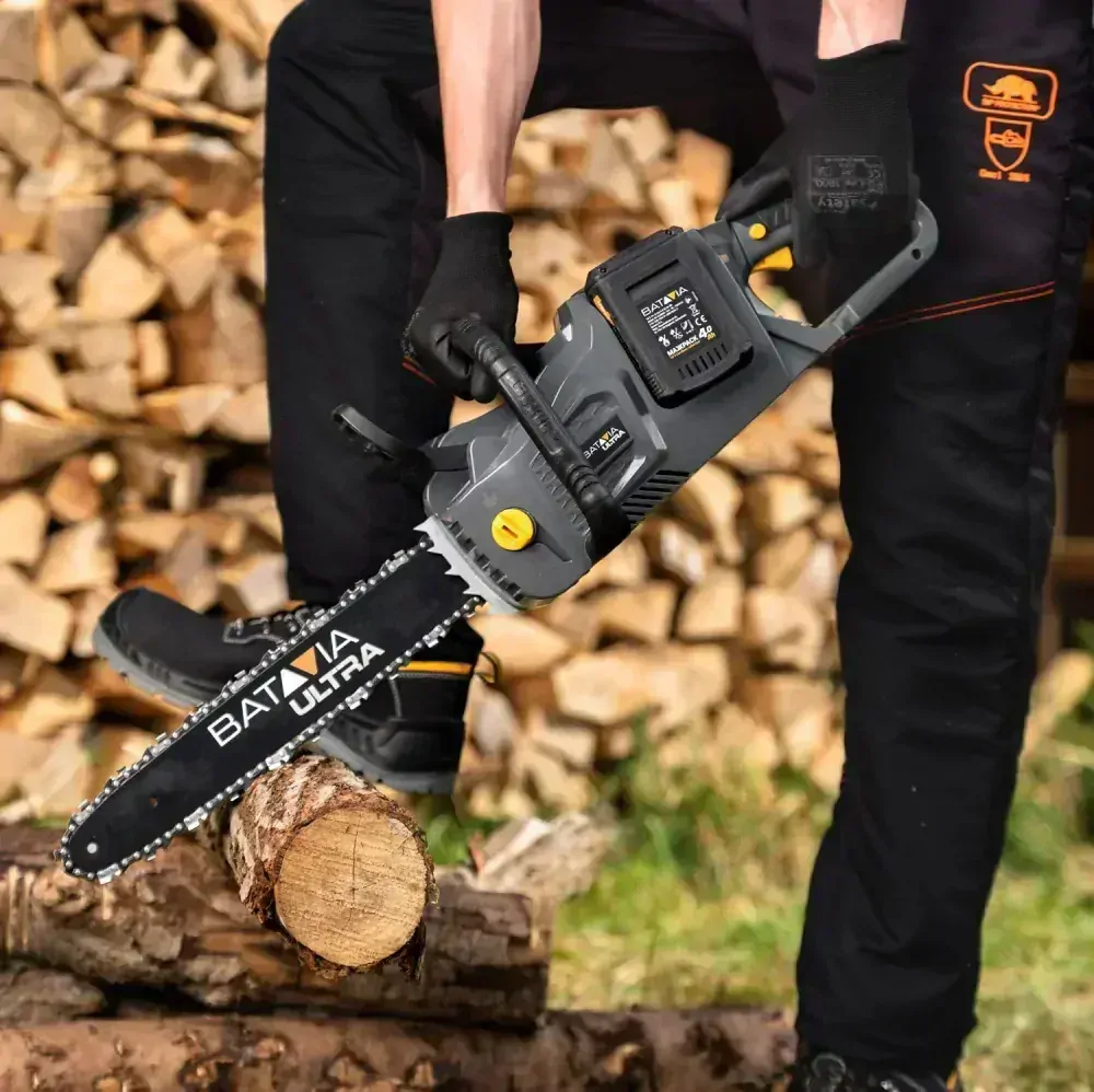 Akumulátorová AKU řetězová pila 36V, výkon 1,3 kW, délka lišty 46 cm, max. hloubka řezu 36 cm, bez baterie a nabíječky, bateriová platforma MAXXPACK ULTRA BATAVIA