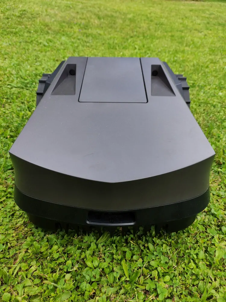 Robotická sekačka na trávu, pro plochu až 1.100 m2, 3,6 hodiny na jedno nabití, šířka záběru 180 mm, výška řezu 30 - 60 mm, Li-Ion 20Ah, včetně příslušenství. MR. GRASS AI36