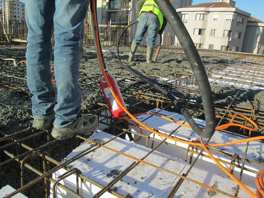 Vysokofrekvenční ponorný vibrátor, ohebná hřídel 5 m, vibrační hlavice 65 mm AV 655T HERVISA PERLES