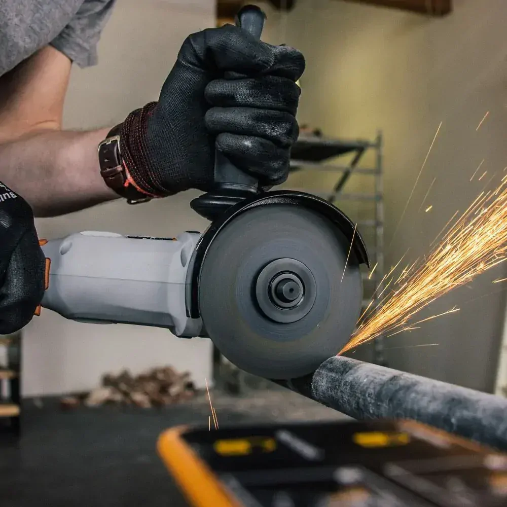 Aku bezdrátová úhlová, kotoučová bruska, 8000 ot./min., průměr kotouče 115 mm, 18V Li-Ion, bez baterie a nabíječky, bateriová platforma MAXXPACK BATAVIA