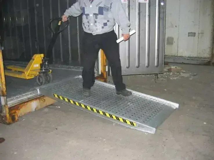 Hliníková nakládací rampa, hliníkový nájezd, 1 kus, délka 2 m, šířka rampy 1000 mm, výška profilu nájezdu 108 mm, nosnost 1.100 kg pro paletový vozík, LOTUS