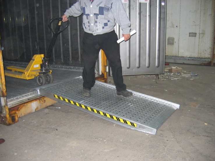 Hliníková nakládací rampa, hliníkový nájezd, 1 kus, délka 3,5 m, šířka rampy 600 mm, výška profilu nájezdu 108 mm, nosnost 1.100 kg pro paletový vozík, LOTUS