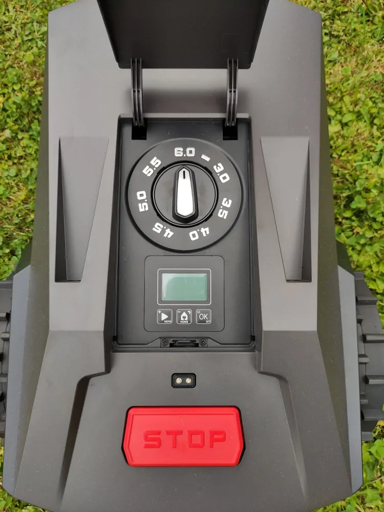 Robotická sekačka na trávu, pro plochu až 500 m2, 2 hodiny na jedno nabití, šířka záběru 180 mm, výška řezu 30 - 60 mm, Li-Ion 20Ah, včetně příslušenství. MR. GRASS AI25