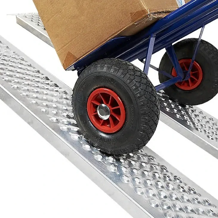 Nakládací nájezdy z pozinkované oceli s protiskluzovým povrchem pro vozíky, motorky, ATV, čtyřkolky, 1 pár, nosnost max. 400 kg, hmotnost 12 kg