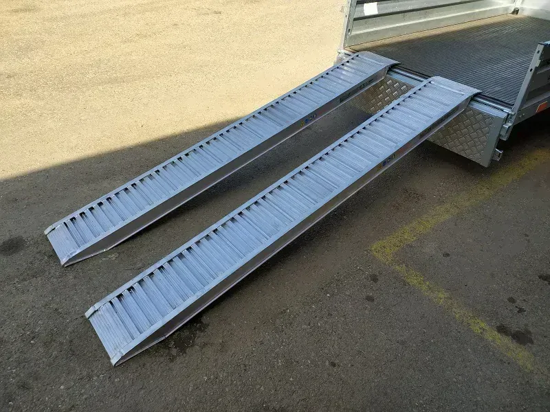 Hliníkové nájezdy, 1 pár, délka 2,5 m, výška profilu 100 mm, nosnost 2.950 kg