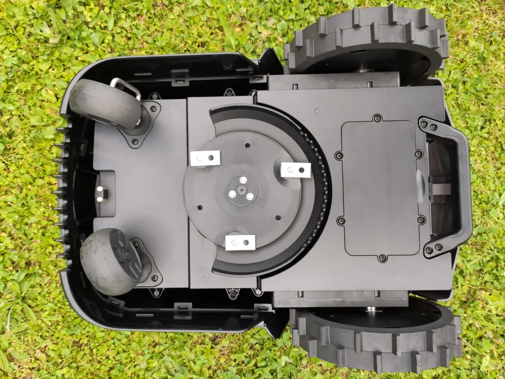 Robotická sekačka na trávu, pro plochu až 500 m2, 2 hodiny na jedno nabití, šířka záběru 180 mm, výška řezu 30 - 60 mm, Li-Ion 20Ah, včetně příslušenství. MR. GRASS AI25