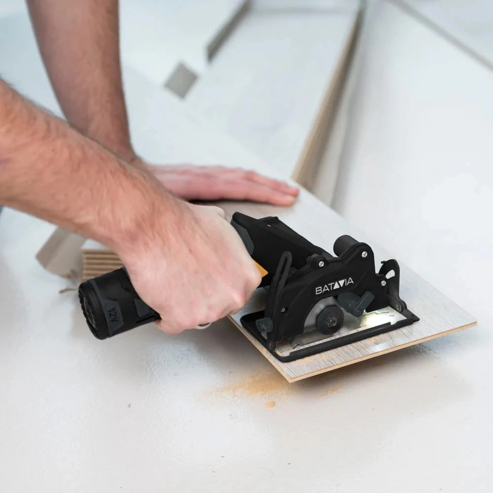 AKU okružní pila, průměr řezného kotouče 85 mm, 12V Li-Ion, včetně 2,0Ah baterie a nabíjecího kabelu USB-C, sada Fixxpack 2.0 BATAVIA