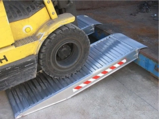 Krátké hliníkové nájezdy na kontejner, kontejnerové nájezdy, 1 pár, délka 1 m, výška profilu 136 mm, nosnost 6.000 kg