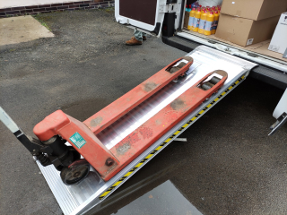 Hliníková nakládací rampa, hliníkový nájezd, 1 kus, délka 3 m, šířka rampy 600 mm, výška profilu nájezdu 108 mm, nosnost 1.100 kg pro paletový vozík, LOTUS