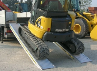 Hliníkové nájezdy, 1 pár, široký profil, délka 4,5 m, výška profilu 140 mm, nosnost 4.450 kg, LOTUS